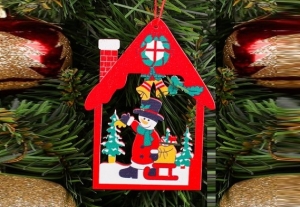 Подвеска новогодняя из дерева "Снеговик в праздничном домике" 45-3237