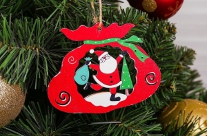Подвеска новогодняя из дерева "Дед Мороз с подарками" 45-6105