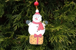 Подвеска новогодняя из дерева "Снеговик с подарком" 45-7844